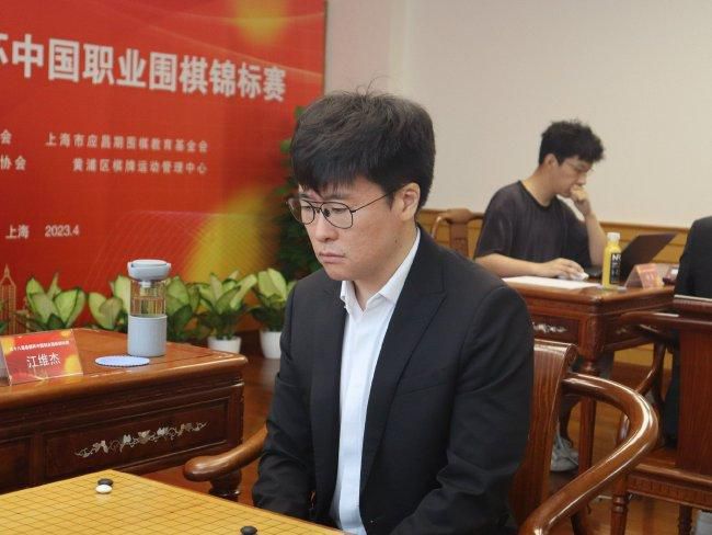 男人舔美女尿口